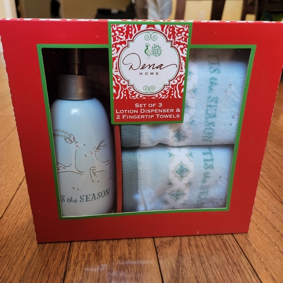 NIB Soap/Lotion Dispenser with Matching Hand Towels - Picture 2 of 11